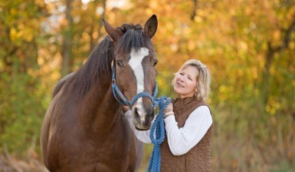 Tribute to legendary horseman with his horse